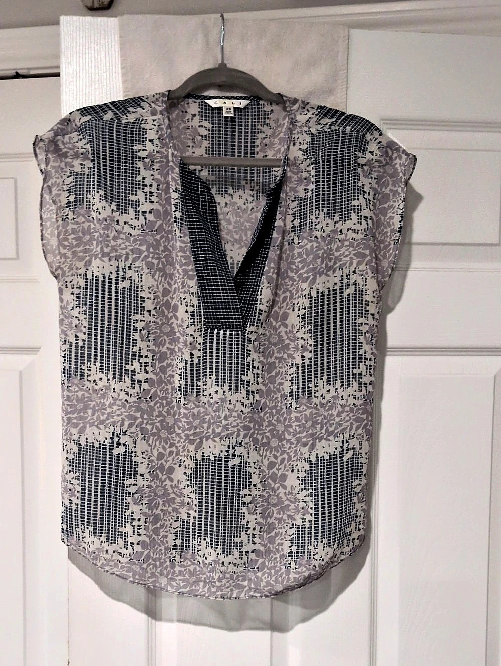 cabi Floral V-Neck Blouse in Gray & Blue Size XS